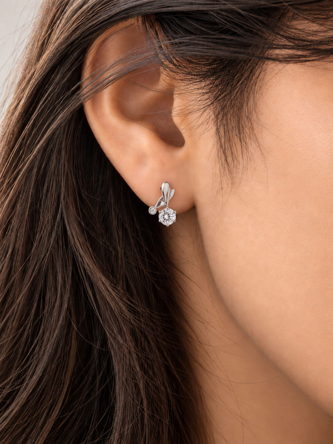 These elegant silver earrings feature a delicate floral-inspired design with sparkling zircon details.
The sculpted silver accents and brilliant centre stones add a graceful touch of sparkle to any look.